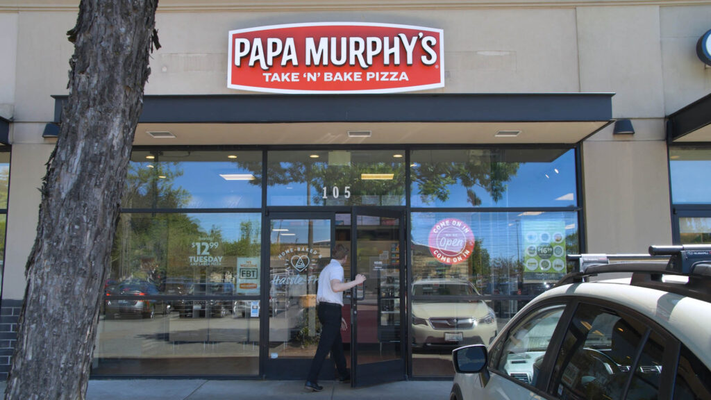 customer walking into papa murphys pizza franchise costs